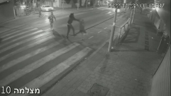 توثيق اعتداء شابين على آخرين في الرملة بلا سبب 